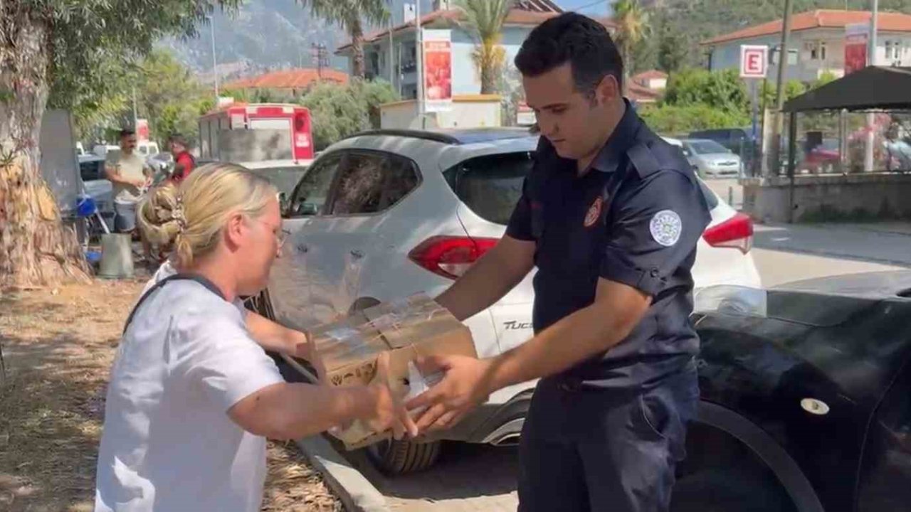 Fethiye’de otomobilde sıkışan yavru kedi kurtarıldı