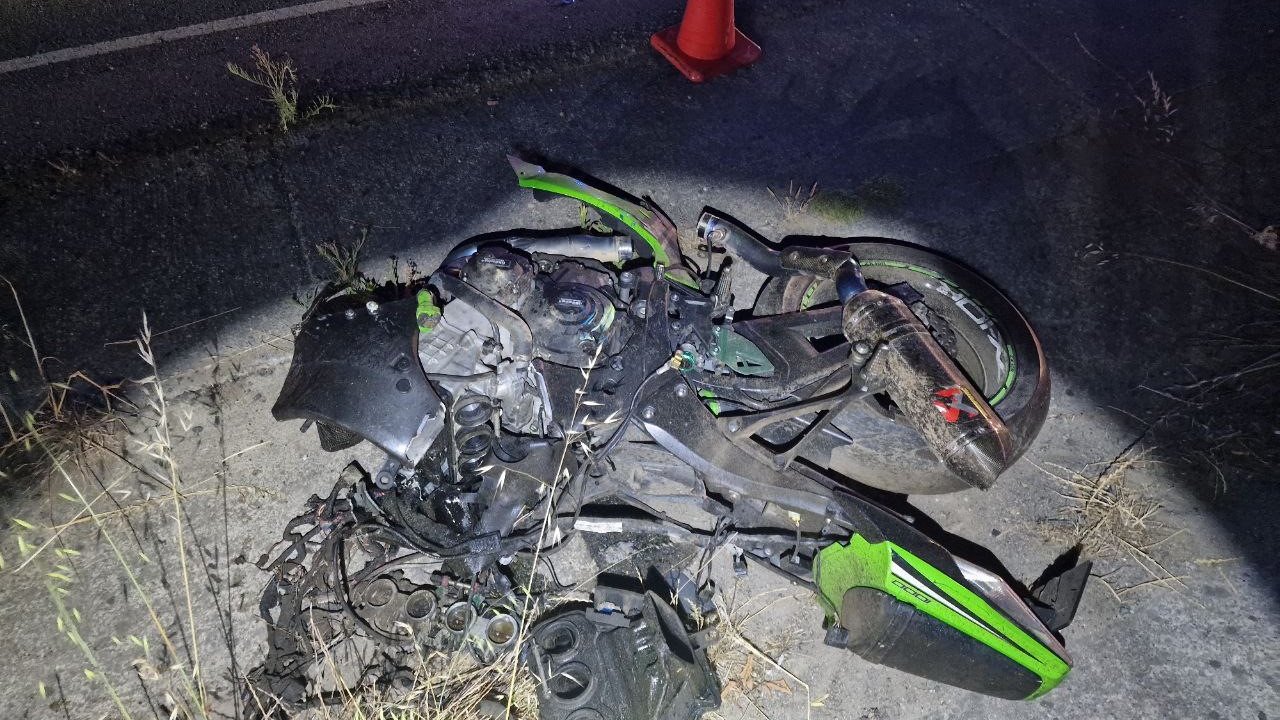 Yarış yaparken farları yanmayan otomobile çarpan motosikletler paramparça oldu: 1 ölü