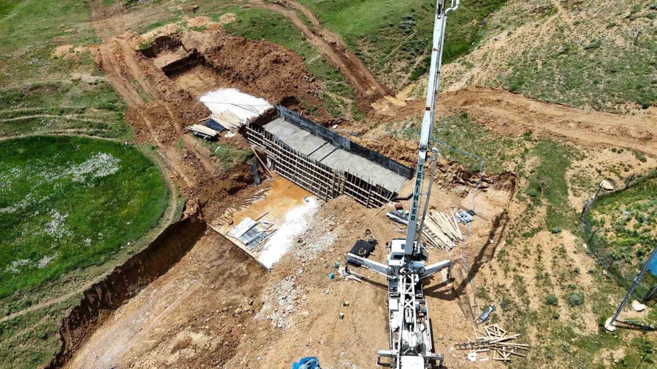 Yukarı Dikmetaş köyünde taşkın kontrol inşaatı sürüyor