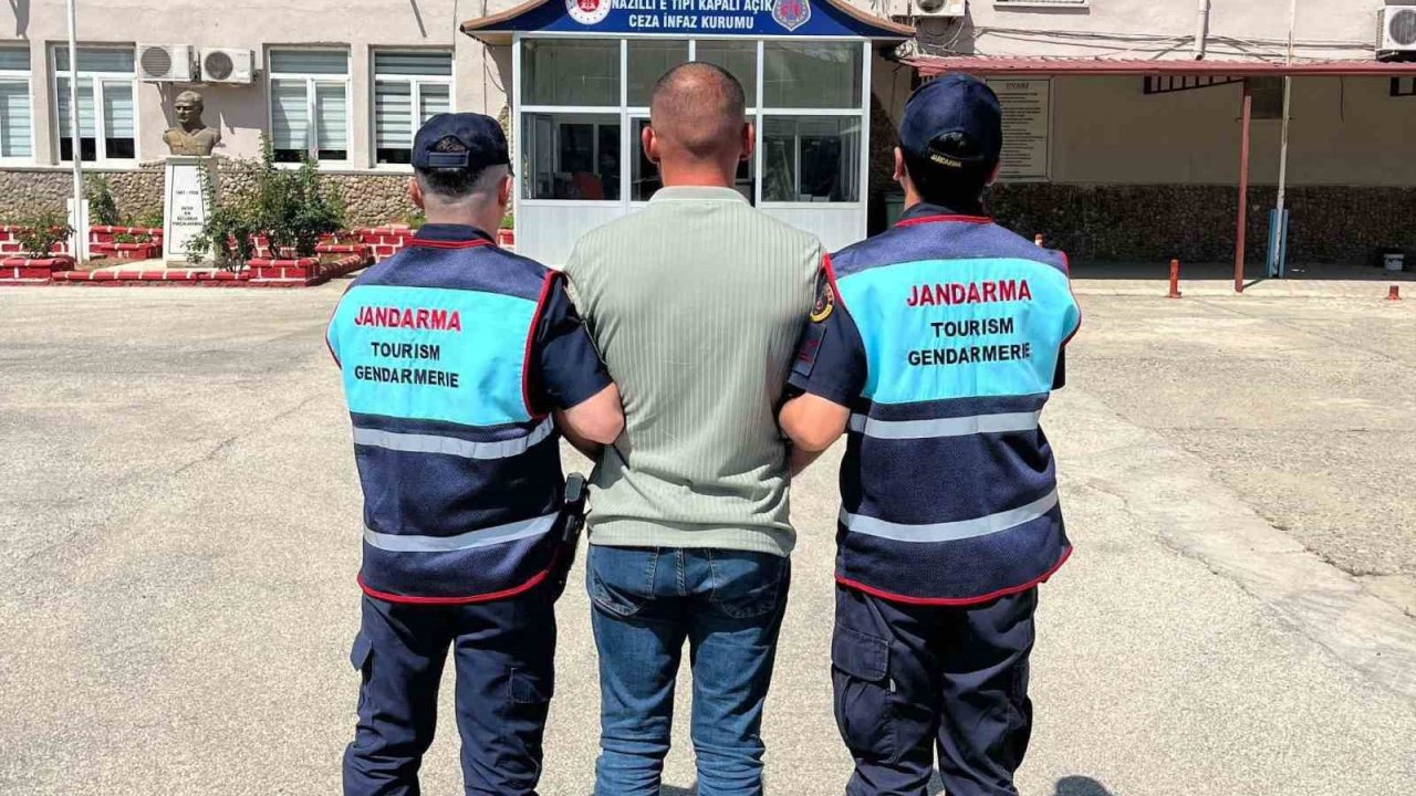 Aranan şahıslar jandarmadan kaçamadı