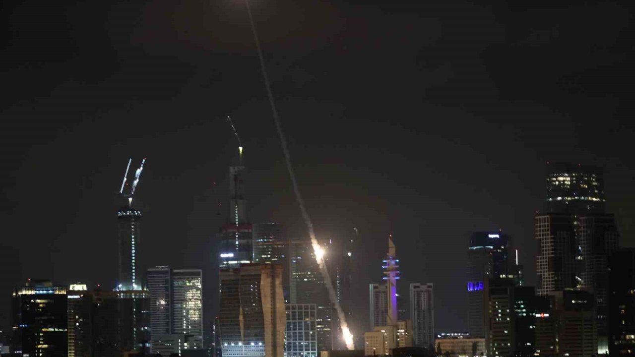 İran Devrim Muhafızları Ordusu’ndan İsrail’e hipersonik Fettah-1 füzeleri ile saldırı