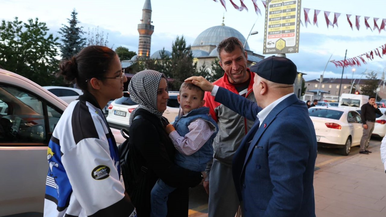 Başkan Sekmen; "Vatandaşlarımızın sıcak sohbetleri paha biçilemez"