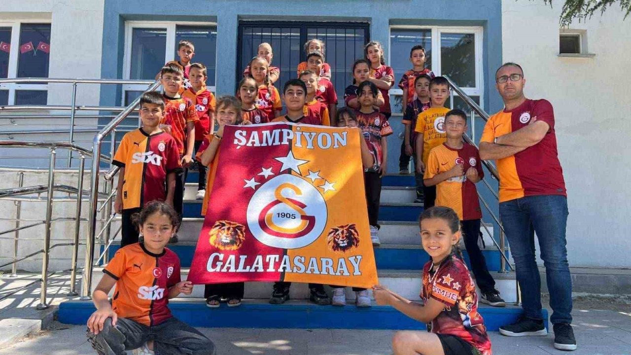 Gediz’de ilkokul öğrencilerinin şampiyonluk kutlaması beğeni topladı