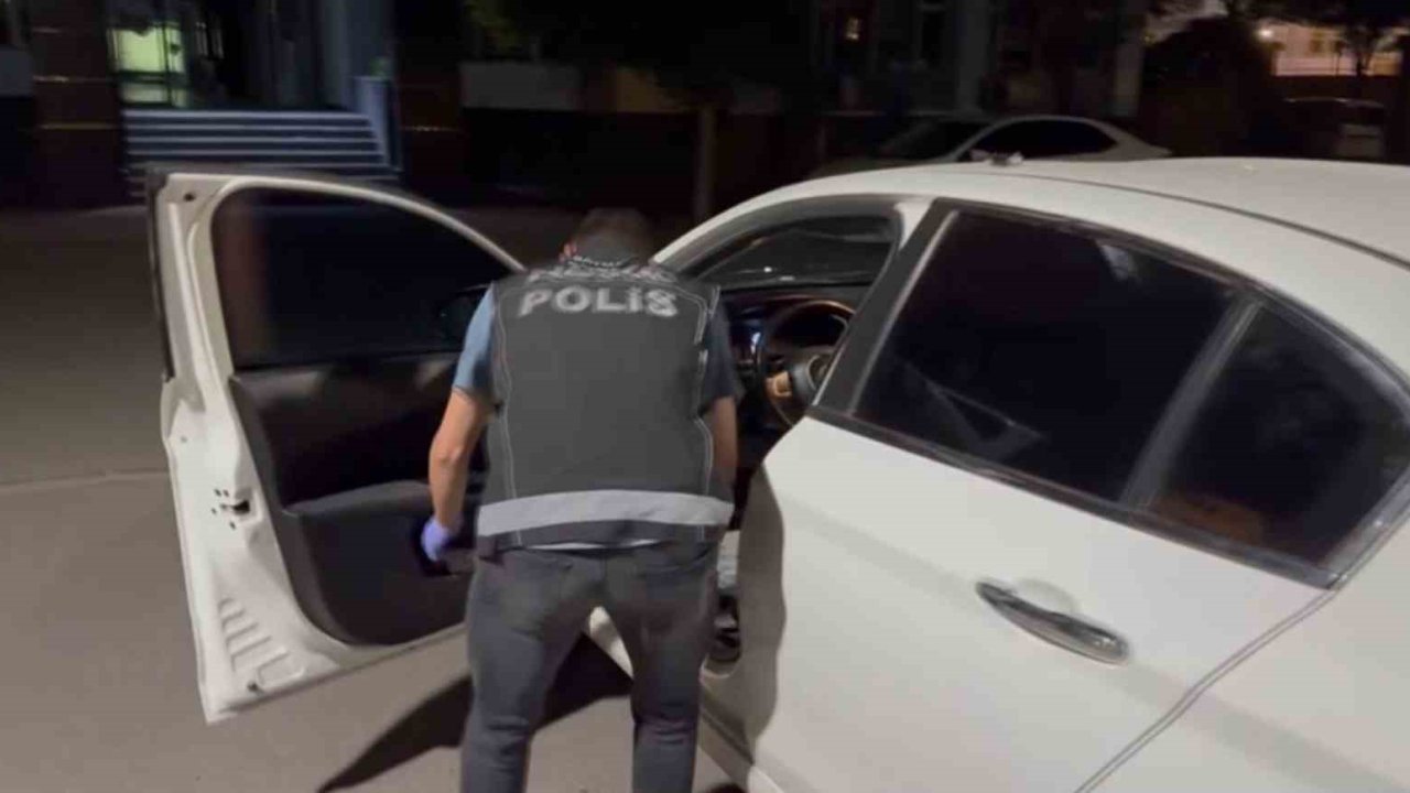 Dur ihtarına uymayan sürücü araçtan uyuşturucu fırlattı