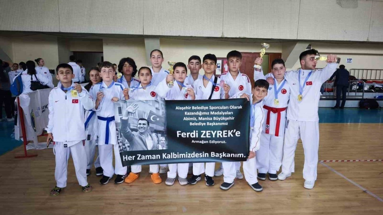 Madalyalar Ferdi Zeyrek’in anısına armağan edildi