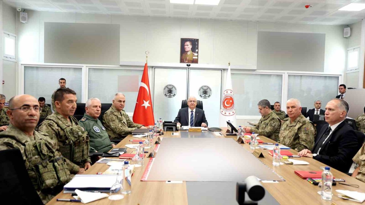 Bakan Güler İran sınır hattında incelemelerde bulundu