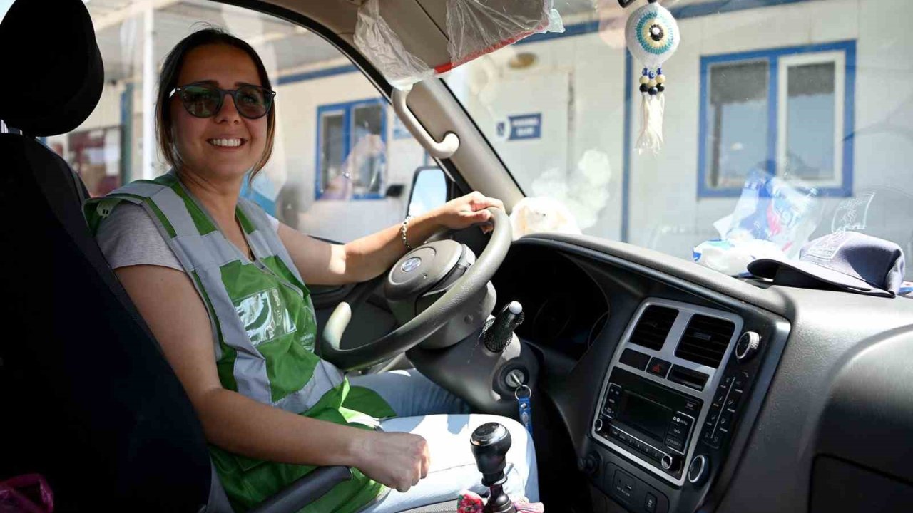 Alo Çöp Taksi direksiyonuna geçip, dar sokaklarda temizlik yapıyor