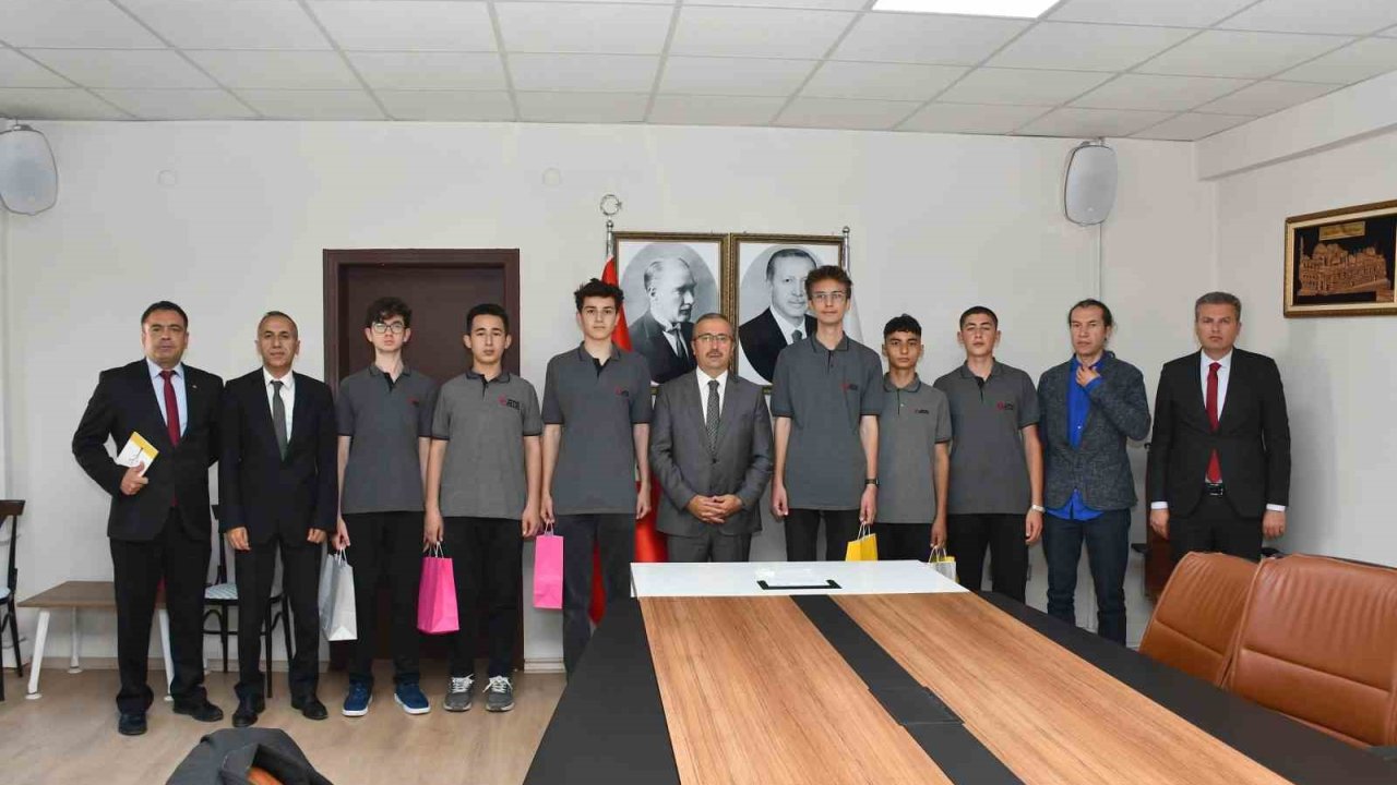 Uluslararası Robot Yarışması’nda derece alan öğrencilerden İl Milli Eğitim Müdürü Aydın’a ziyaret