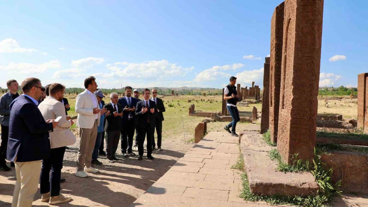 Bitlis Valisi Karakaya, Selçuklu mezarlığında incelemelerde bulundu