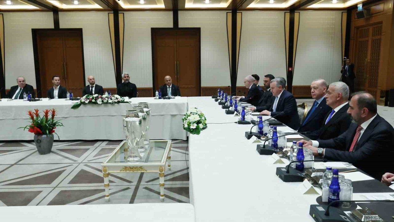 Cumhurbaşkanı Erdoğan, Süper Lig’e yükselen 3 futbol kulübünün başkanlarını kabul etti