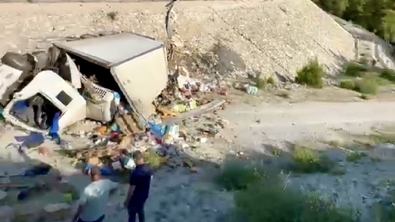 Antalya’da yoldan çıkan kamyon boş alana yuvarlandı: Sürücüsü ağır yaralandı