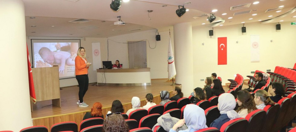 Kars'ta “Normal Doğum” Eğitimlerinin Üçüncü Grubu Başladı