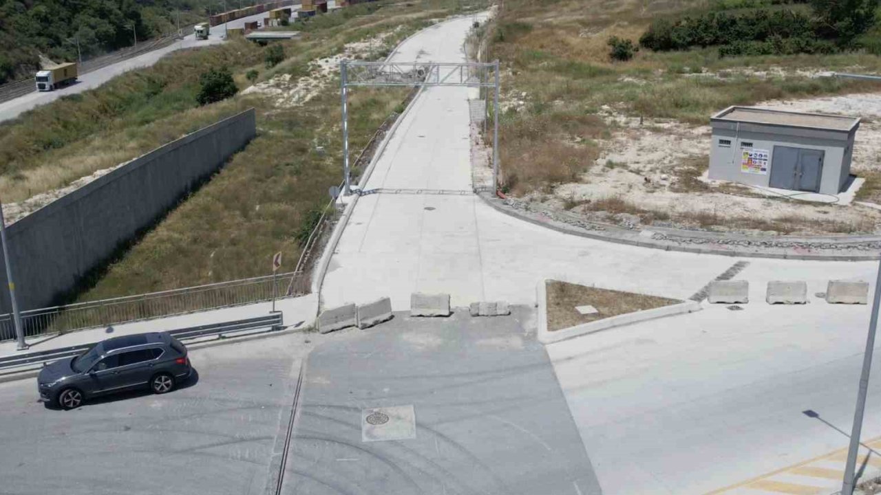 Mahalle sınırındaki kamu yolları beton bloklarla trafiğe kapatıldı