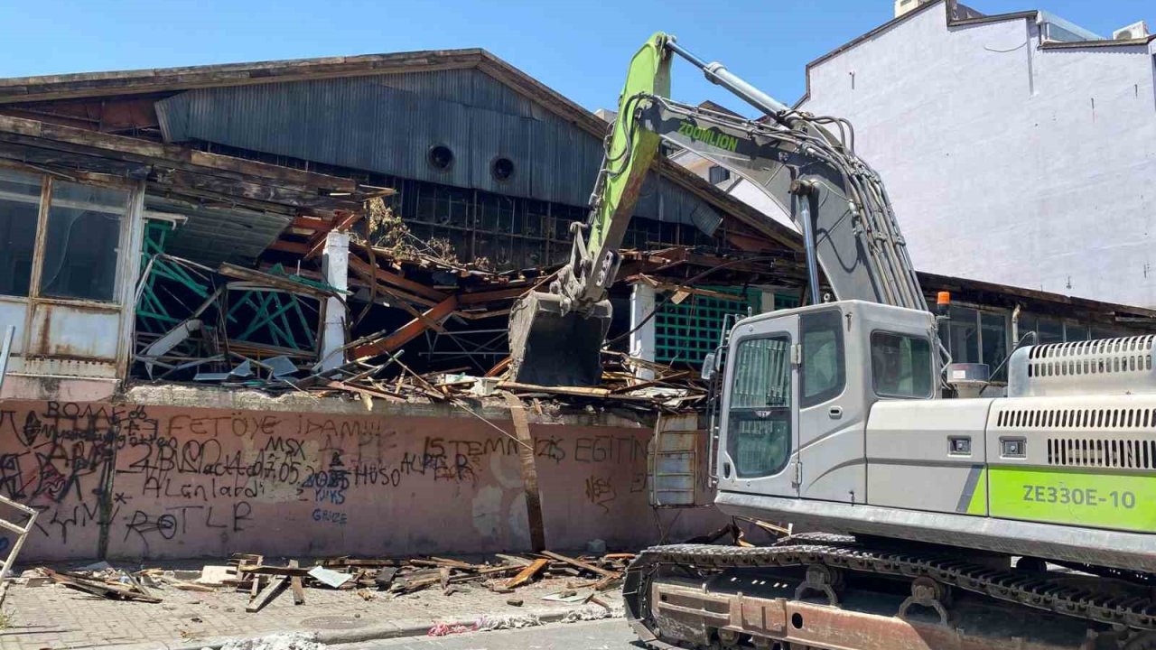 Mimarlardan büyükşehre tepki; "Denizli’ye sormadan 69 yıllık tarihi yok ettiniz"