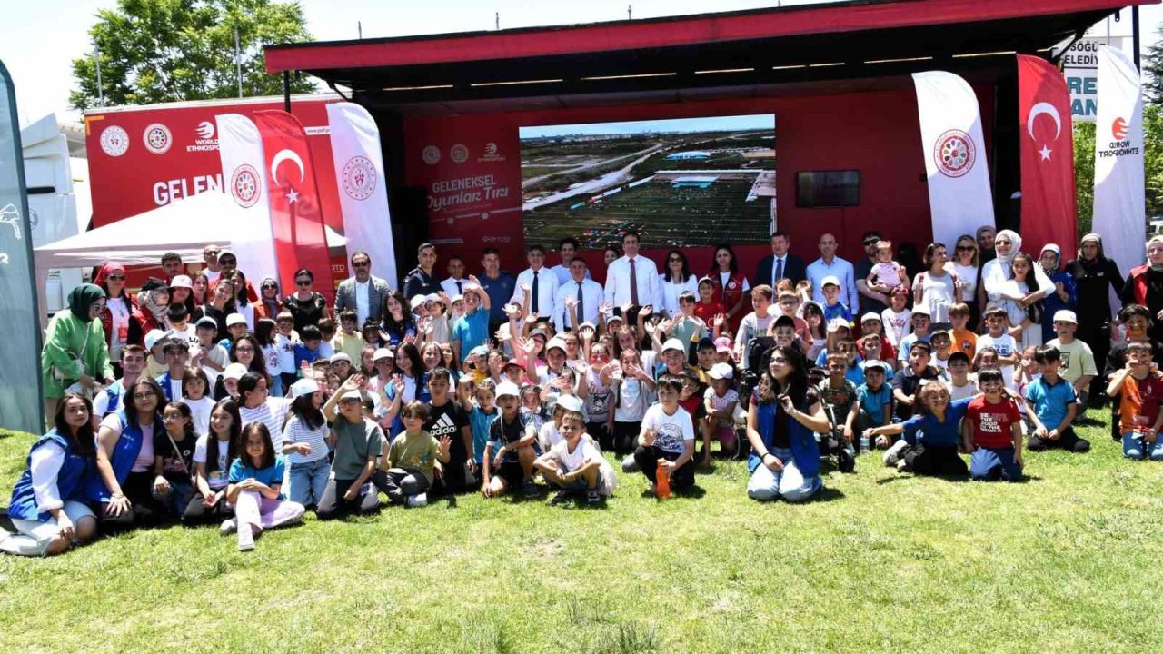 ‘Geleneksel Oyun Tırı’ Söğüt’te çocuklarla buluştu