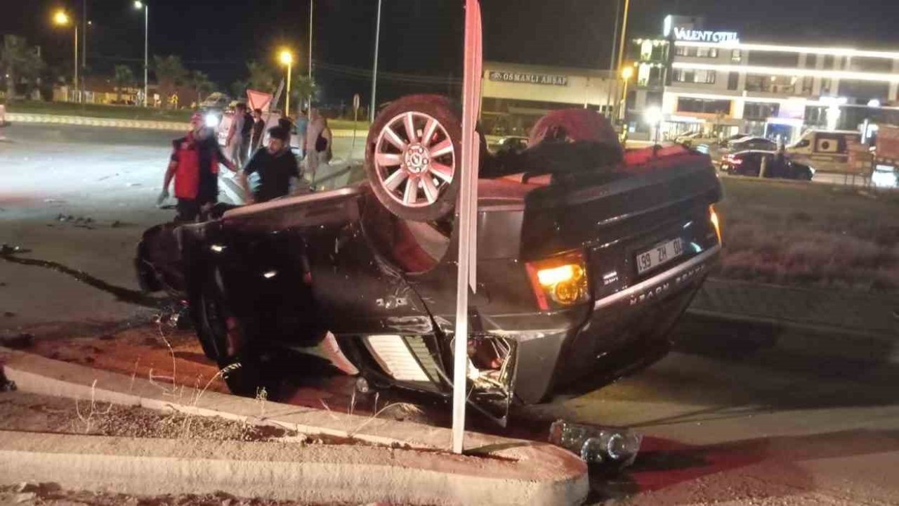 Edremit Zeytinli’de akıllı kavşakta kaza: 2 kişi yaralandı