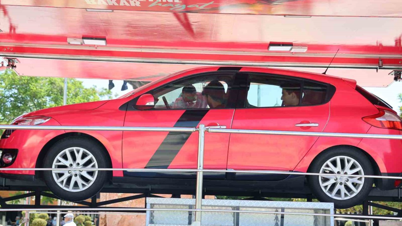 Emniyet kemerinin önemini simülasyon aracında anladılar