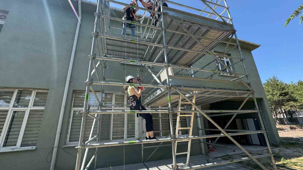 Yüksekte çalışma eğitimi uygulamalı olarak gerçekleştirildi