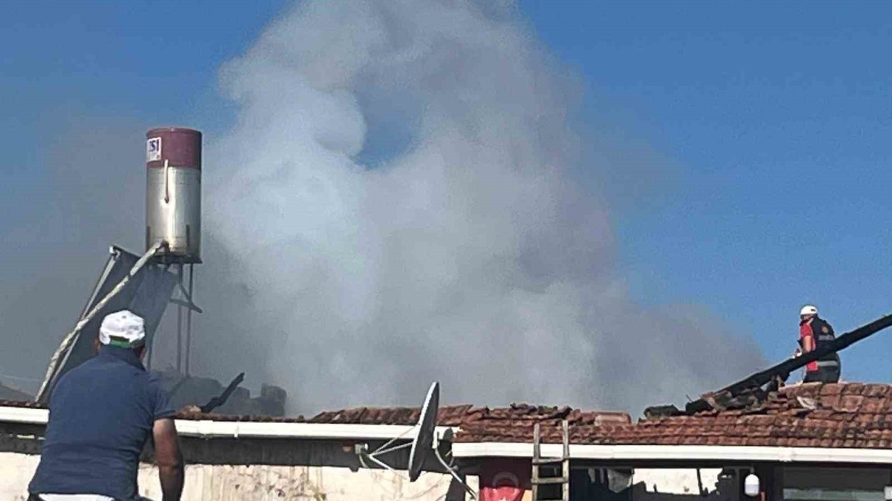 Saraykent’te çıkan yangında ahır kullanılamaz hale geldi