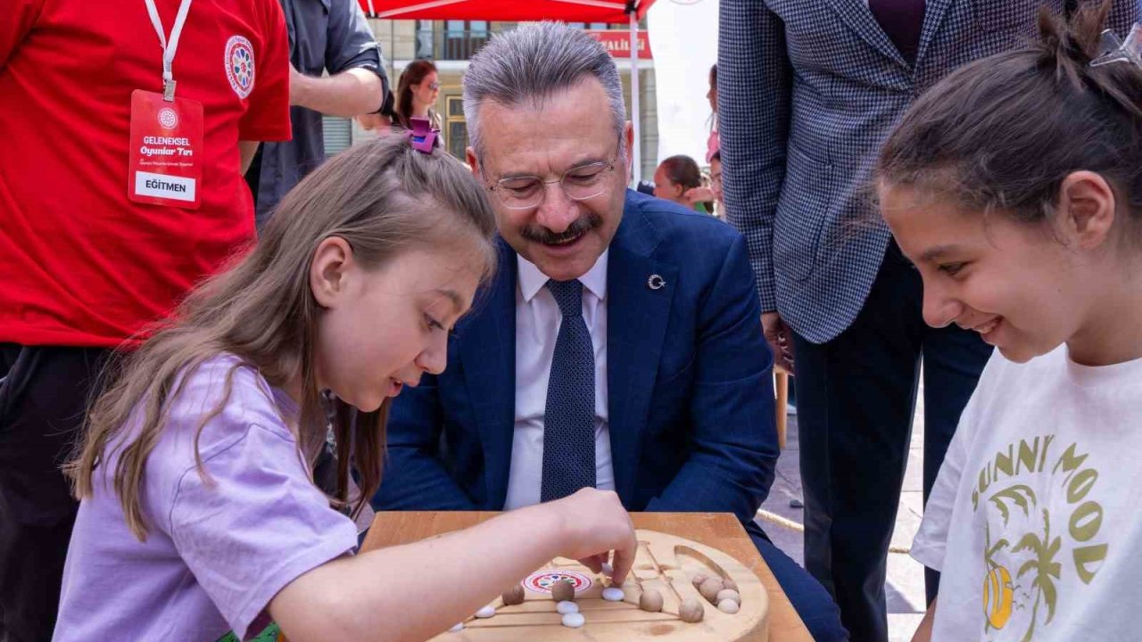 Vali Aksoy, ’Geleneksel Oyunlar Tırı’nı ziyaret etti