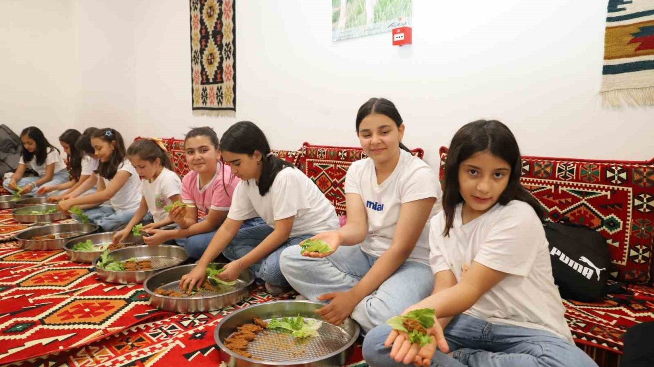 Öğrenciler aileleriyle çiğköfte yoğurdu