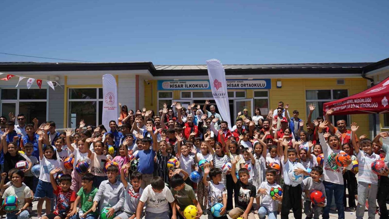 Gaziantep Vakıflar Bölge Müdürlüğü depremzede öğrencilerin karne sevincine ortak oldu