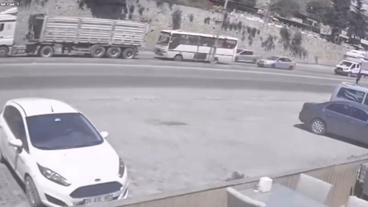 Midibüs, tırla çarpıştı: 2 yaralı