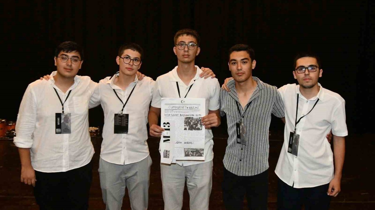 Denizli’de liseli gençler cumhuriyetin manşetlerini yazdı