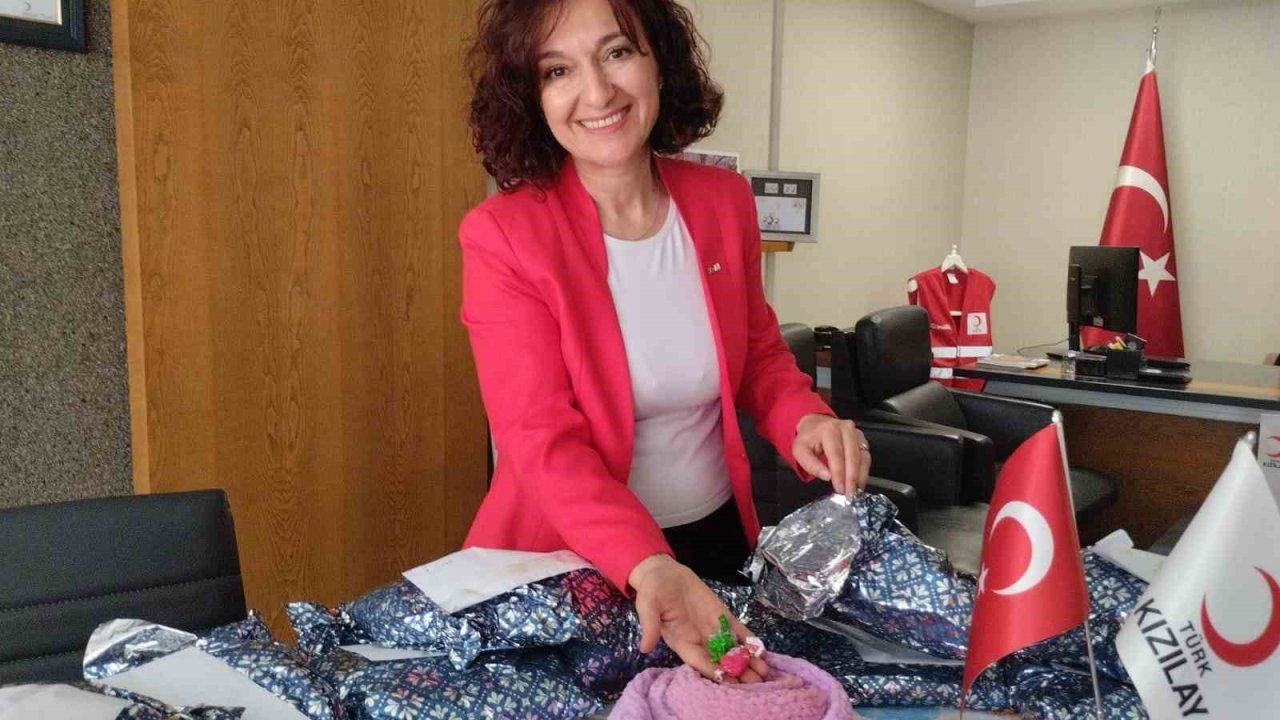 İlkokul öğrencileri depremzede arkadaşları için kaşkol ördü