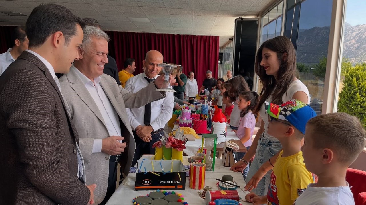 Atık malzemeler, öğrencilerin elinde sanata dönüştü