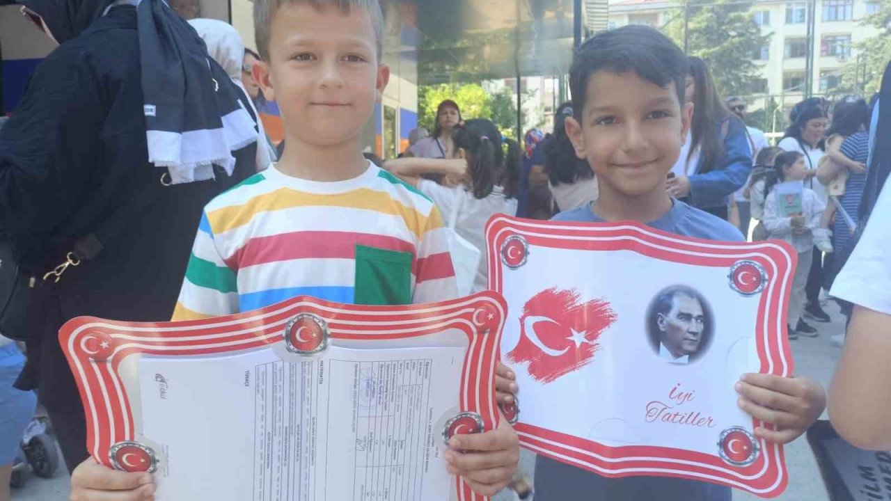 Düzce’de 76 bin 838 öğrenci karne sevinci yaşadı