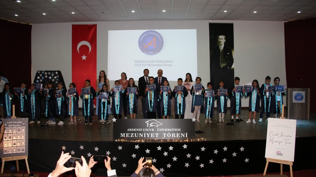 Akdeniz Çocuk Üniversitesi’nde mezuniyet coşkusu