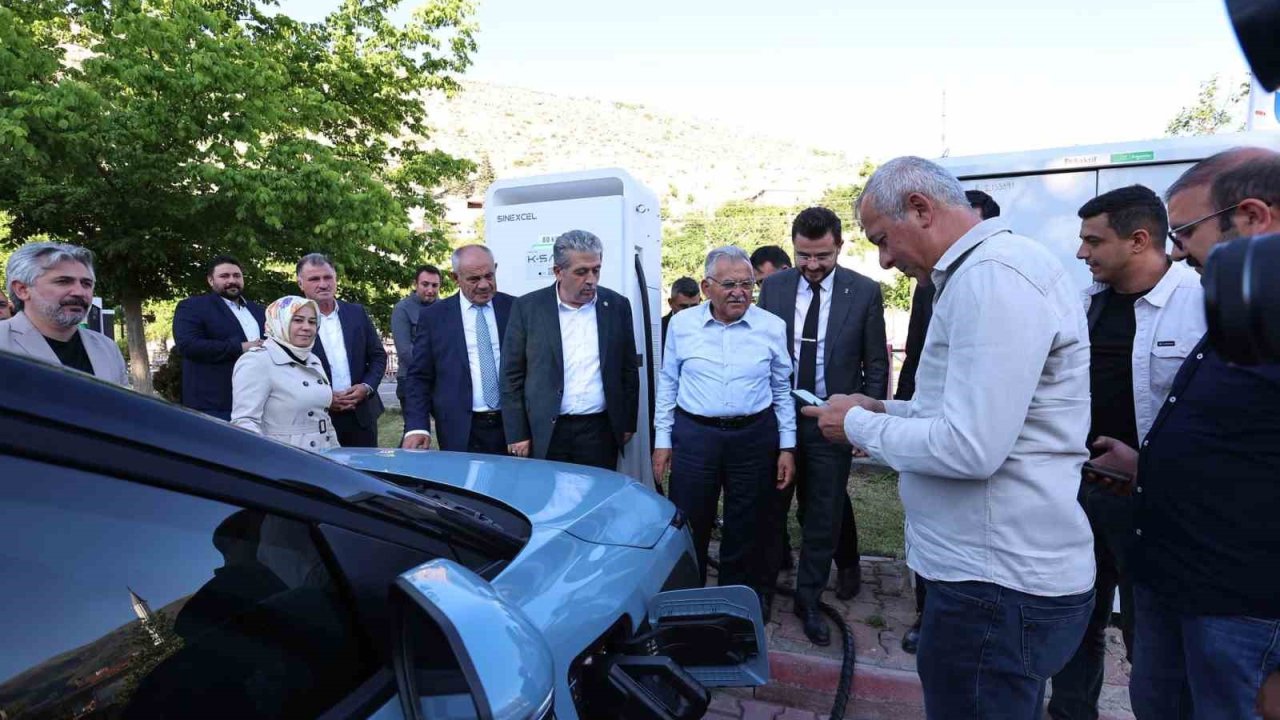 Başkan Büyükkılıç’tan Yahyalı’ya temiz enerji yatırımı: K-Şarj elektrikli araç şarj istasyonu açıldı