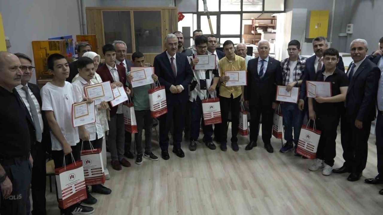 Bursa’da 656 bin 200 öğrenci karne heyecanı yaşadı