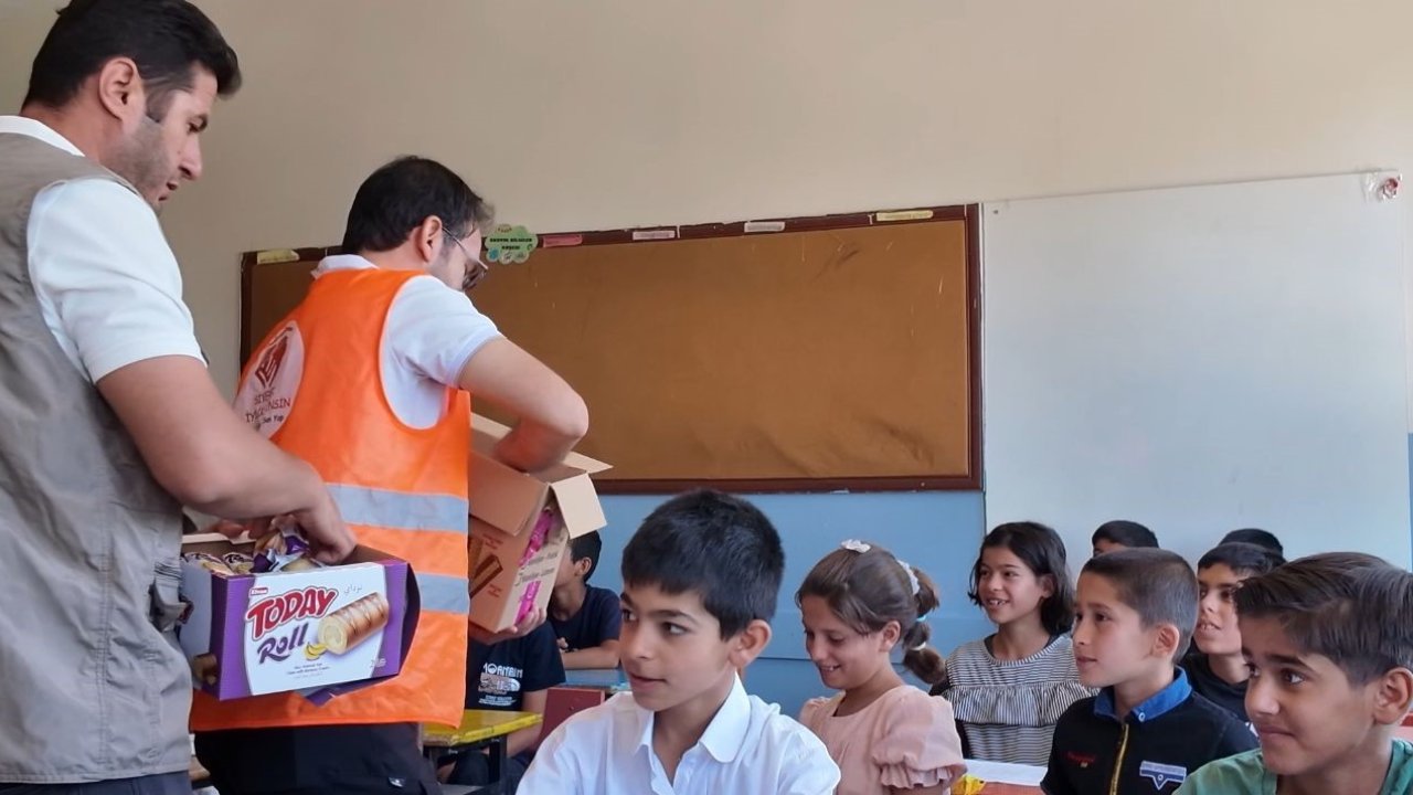 Siverek’te öğrencilere karne gününde dondurma ve kek ikram edildi