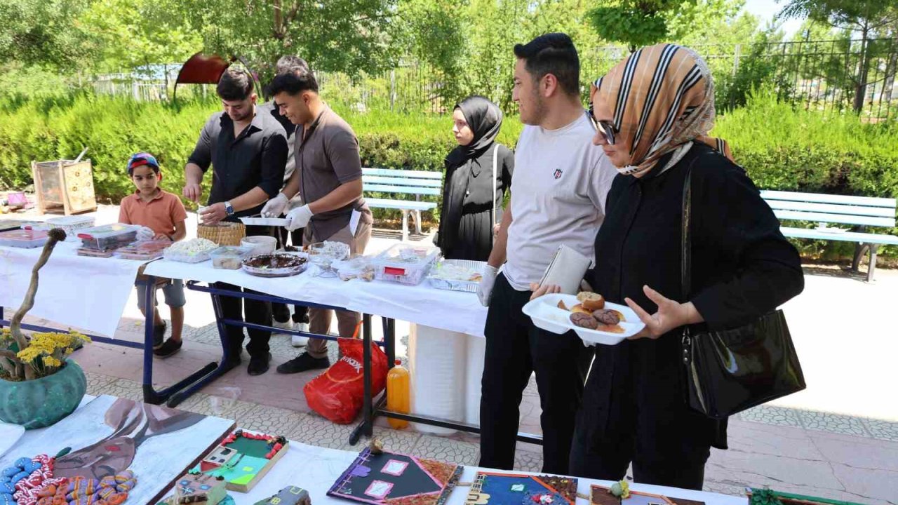 Karnelerini aldılar, yardım için okulu terk etmediler