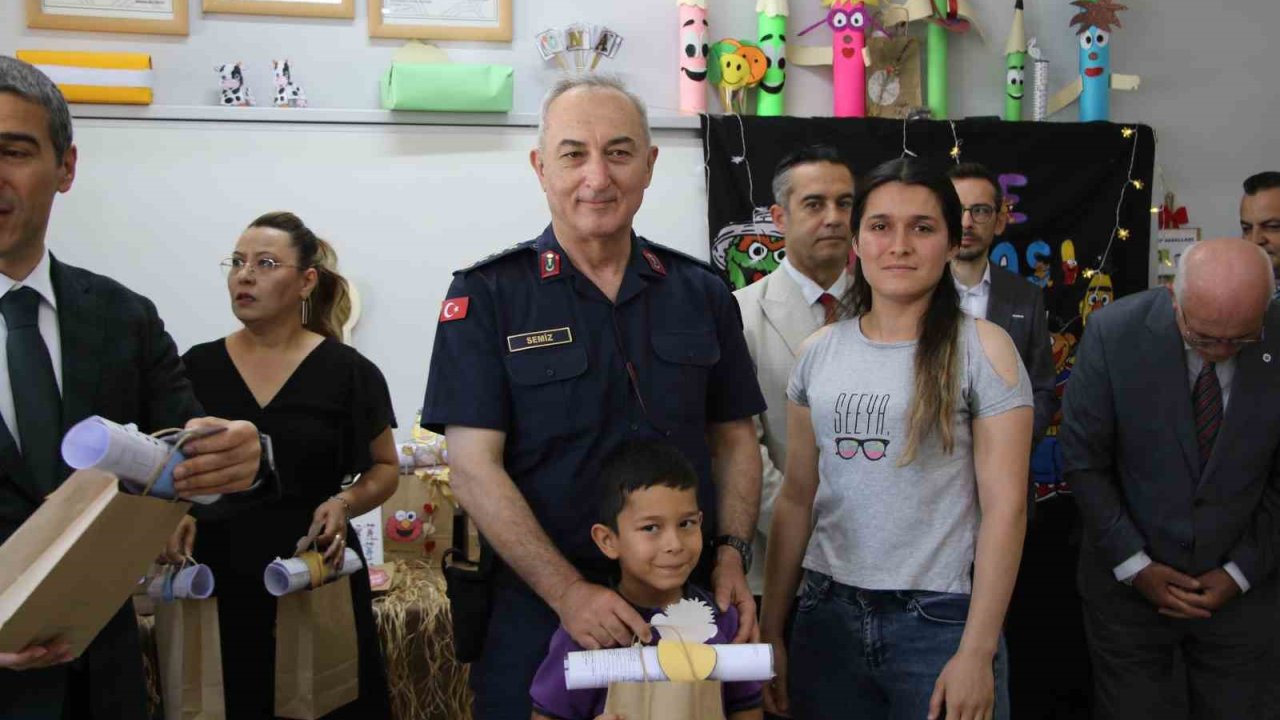 Uşak’ta 65 bin öğrenci karnesini aldı