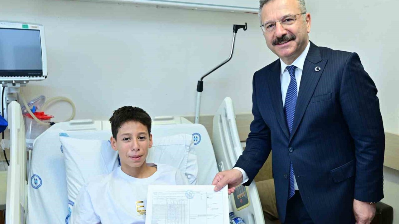 Hastanede tedavi gören öğrencilere karnelerini Vali Aksoy dağıttı