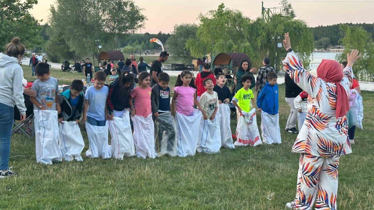 Çocuklar anne ve babalarıyla hem kitap okudular hem de oyunlar oynadılar