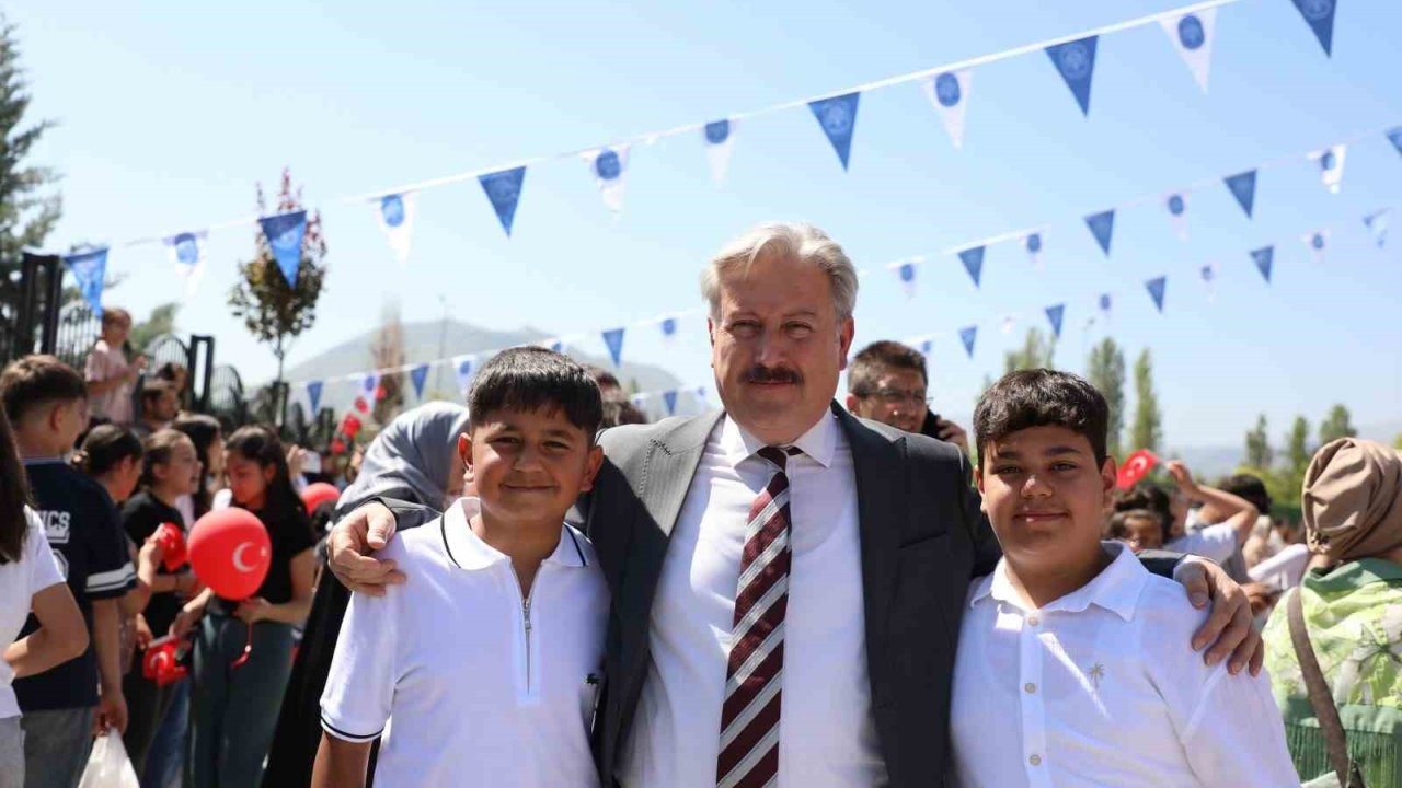 Başkan Palancıoğlu, karne alan öğrencilerin heyecanına ortak oldu