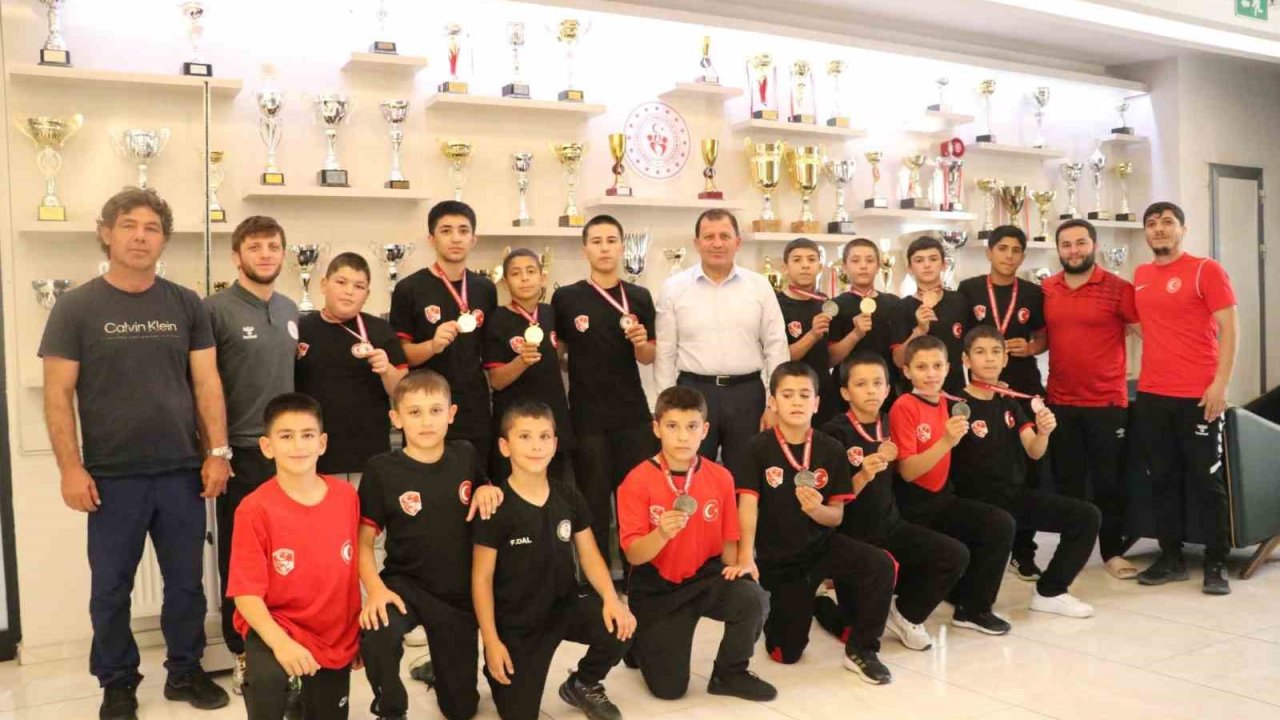 Kayserili minik güreşçilerden 11 madalya