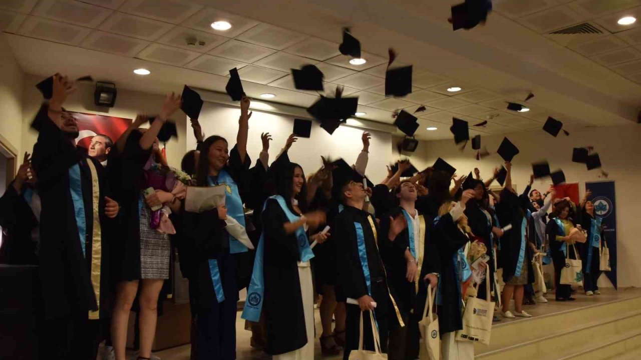 ESOGÜ Sosyal Bilimler Enstitüsü’nde mezuniyet heyecanı