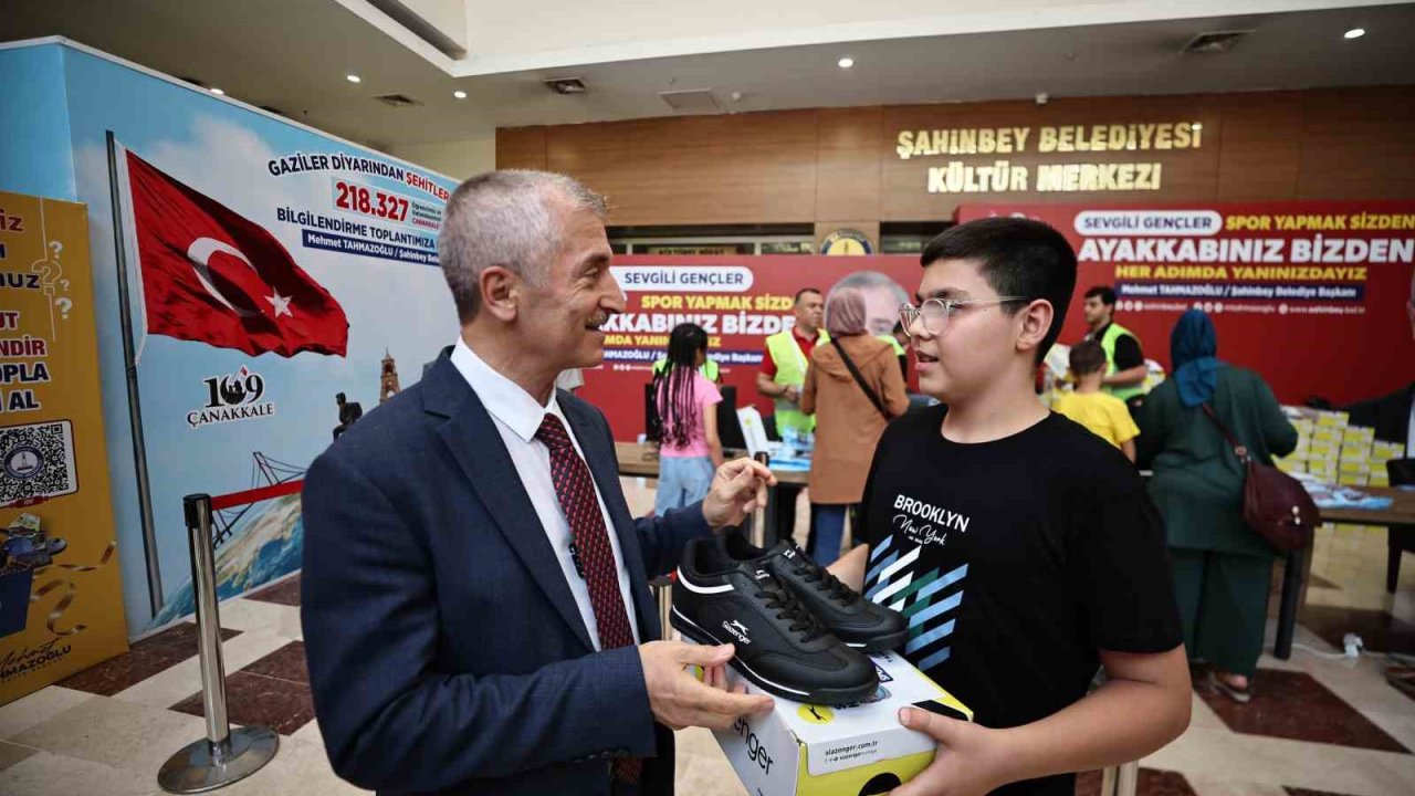 Şahinbey Belediyesi’nden öğrencilere 1 milyon 438 bin spor ayakkabısı hediye