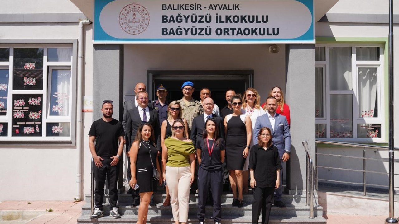 Ayvalık’ta öğrencilerin karne heyecanı