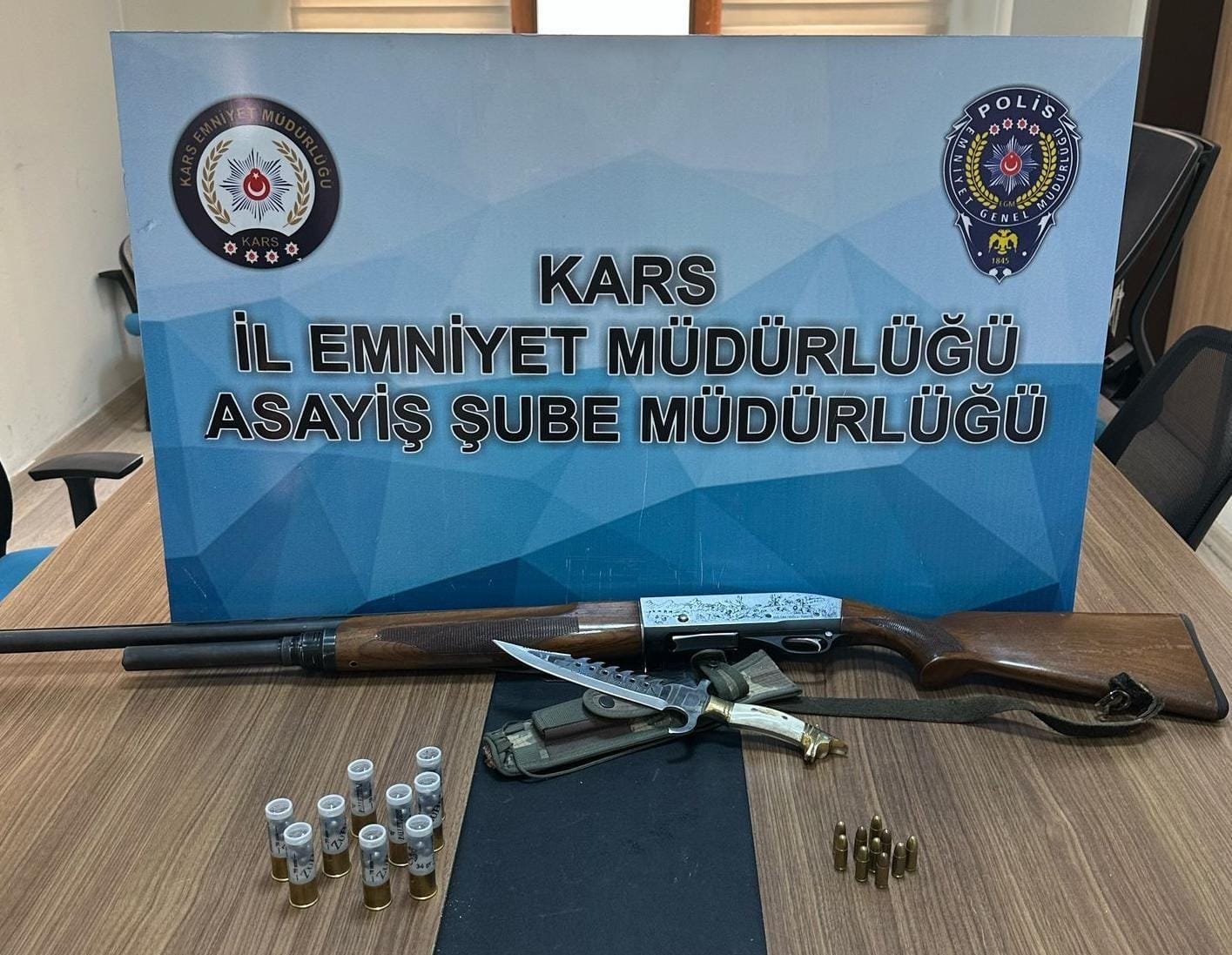 Kars'ta ruhsatsız silah ve mühimmat ele geçirildi.