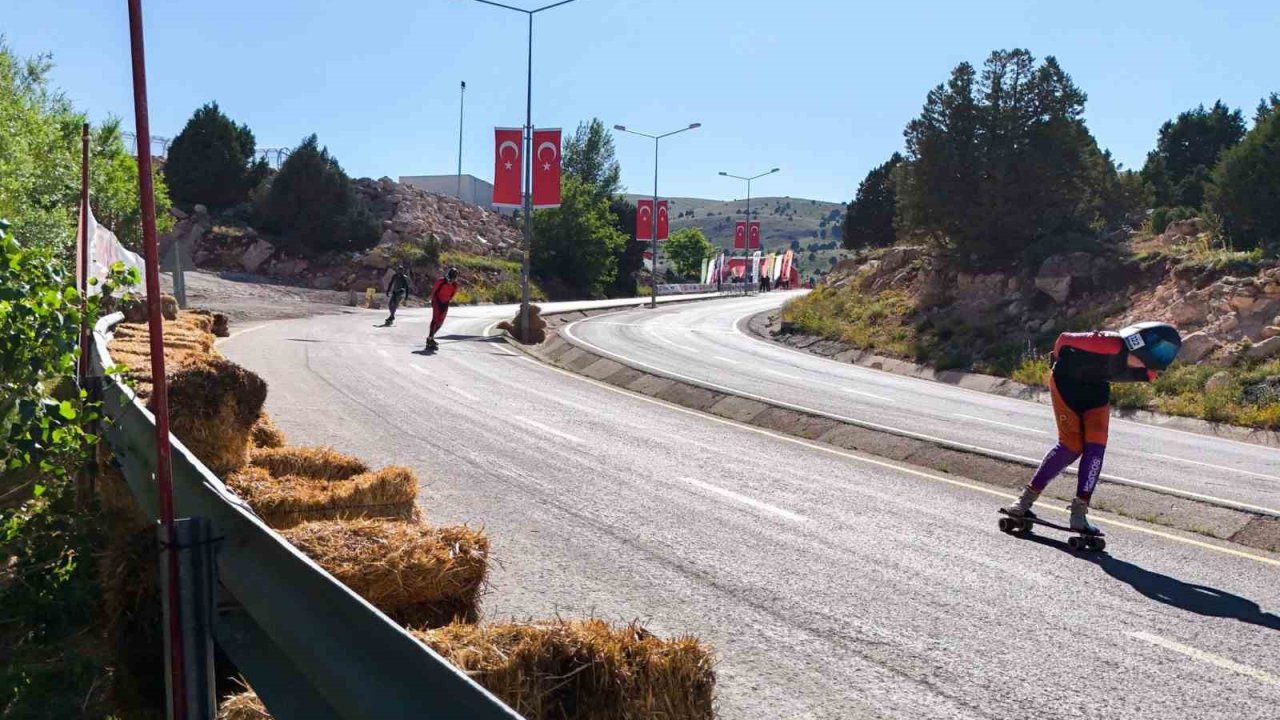 Dünya Kaykay İniş Şampiyonası Erzincan’da başladı