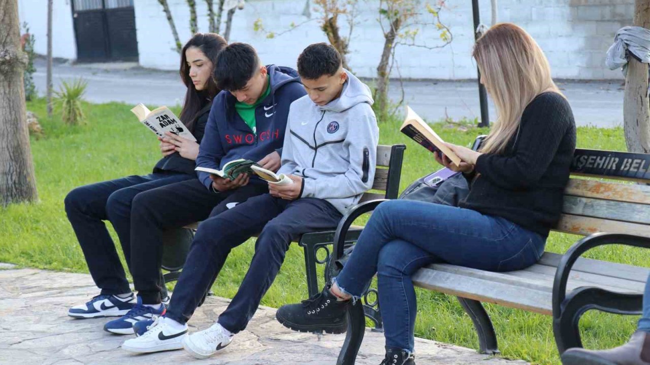 Mahalleli kitap okusun diye muhtarlığı kütüphaneye çevirdi