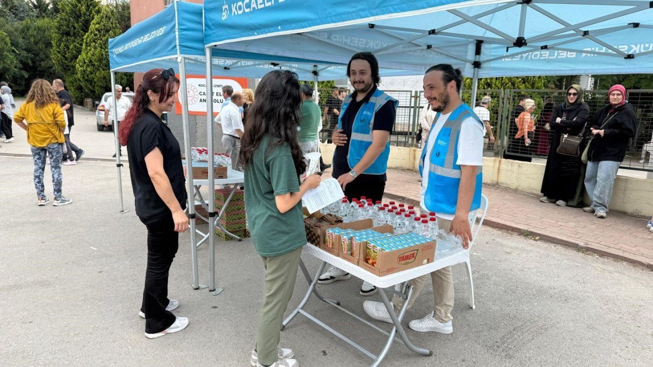 YKS’ye giren öğrenci ve ailelerine ikram dağıtıldı