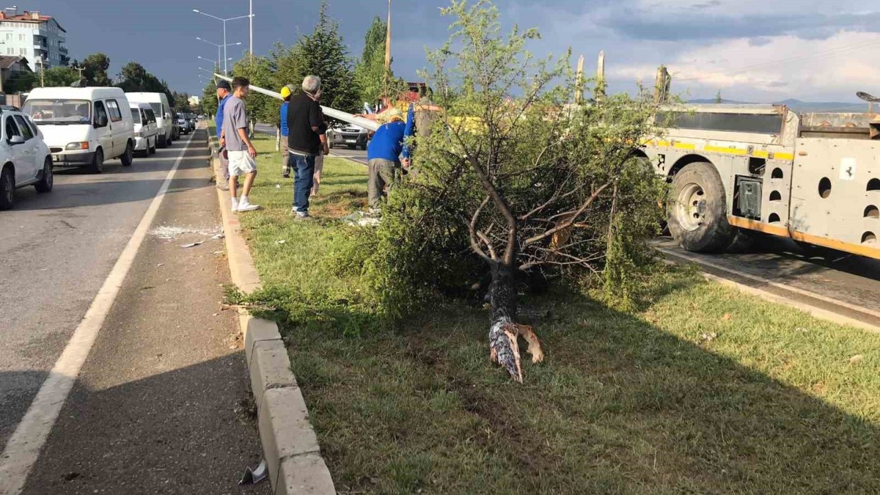 İki araç kafa kafaya çarpıştı: 1 ölü 1 yaralı