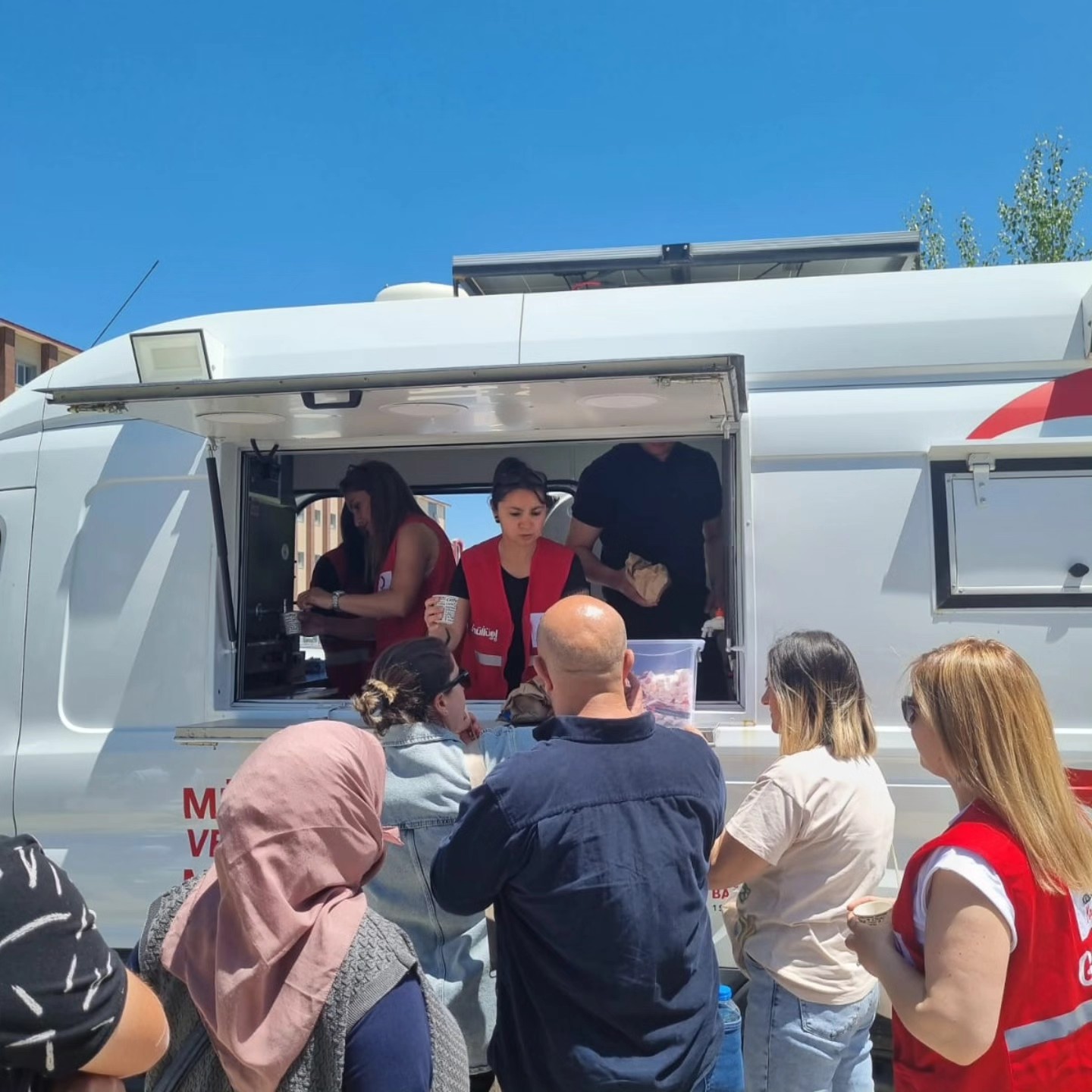 Kars Kızılay Şubesi, YKS Heyecanı Yaşayan Gençlere ikramda bulundu!